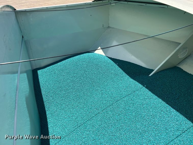 image for item DR5728 2011 Unverferth SeedRunner 3750  seed tender