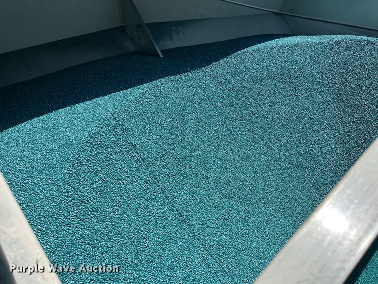 image for item DR5728 2011 Unverferth SeedRunner 3750  seed tender