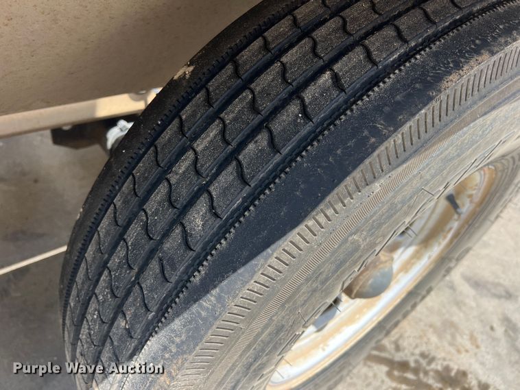 image for item DR5728 2011 Unverferth SeedRunner 3750  seed tender