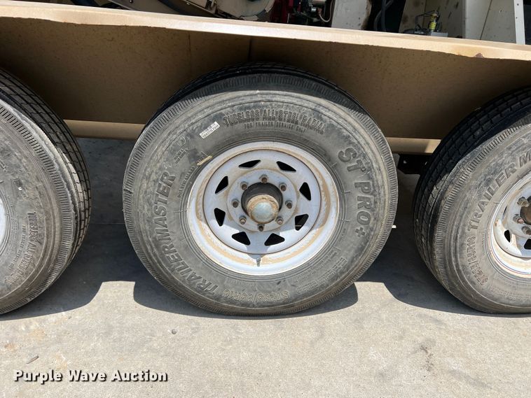 image for item DR5728 2011 Unverferth SeedRunner 3750  seed tender