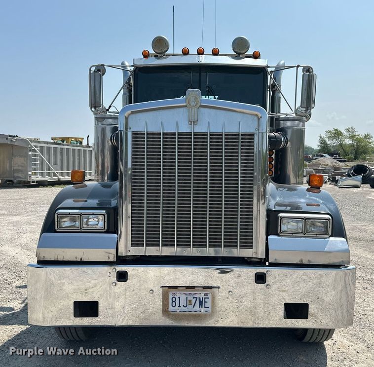 image for item DS6323 1994 Kenworth W900  semi truck