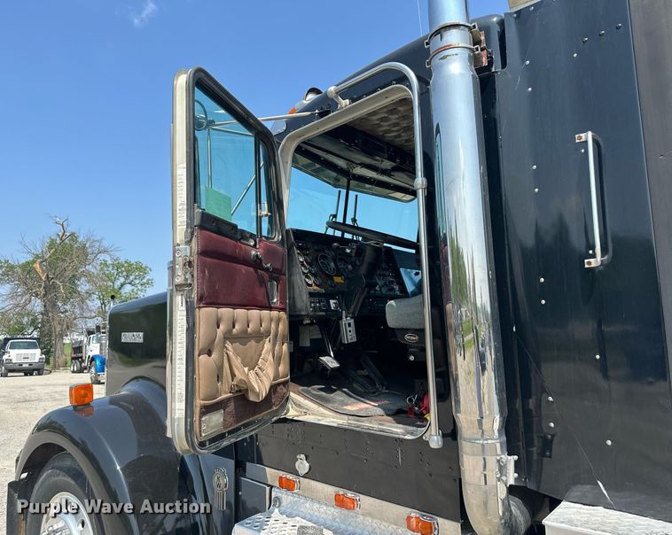 image for item DS6323 1994 Kenworth W900  semi truck