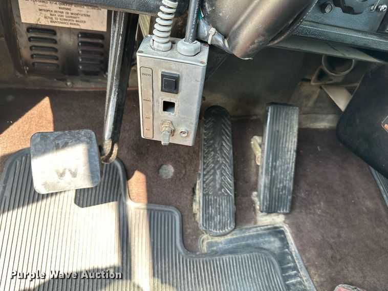 image for item DS6323 1994 Kenworth W900  semi truck