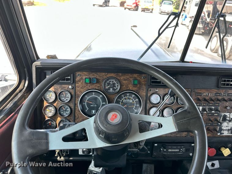 image for item DS6323 1994 Kenworth W900  semi truck