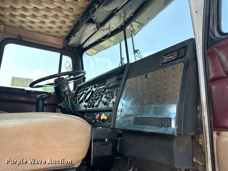 image for item DS6323 1994 Kenworth W900  semi truck
