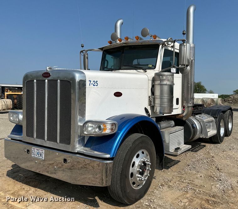 image for item DS6327 2015 Peterbilt 389  semi truck