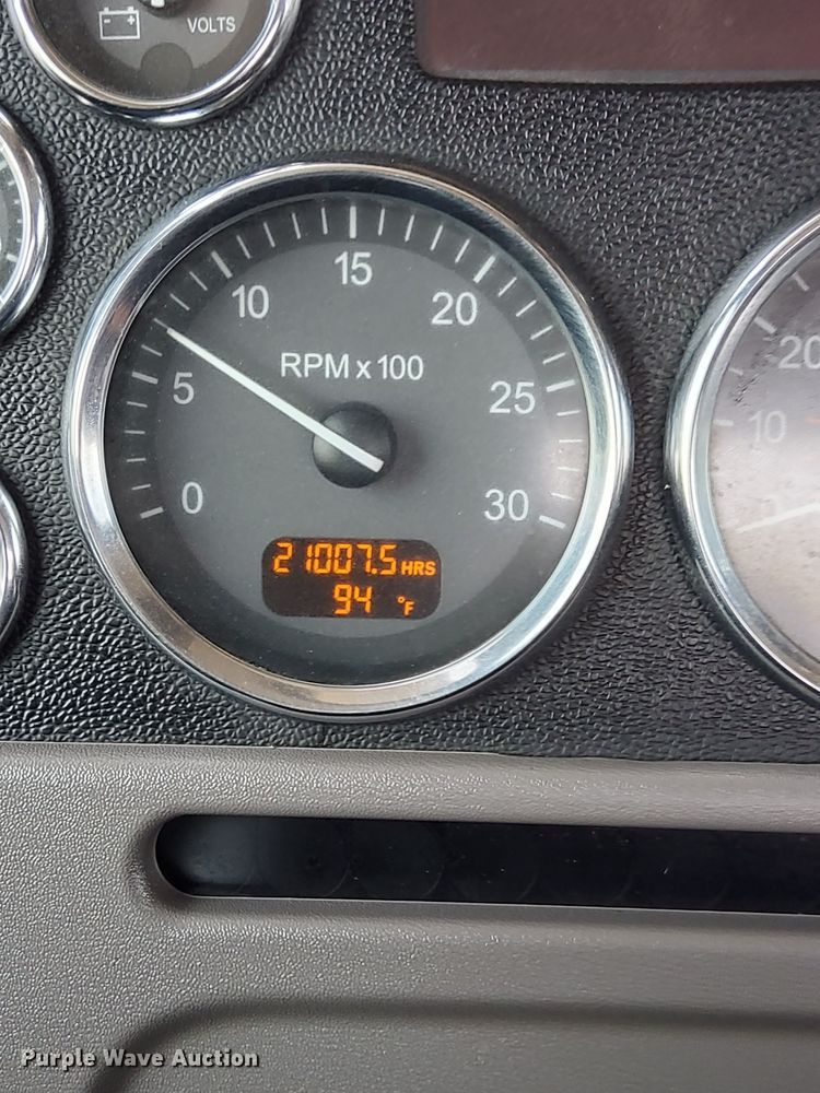 image for item DS6327 2015 Peterbilt 389  semi truck