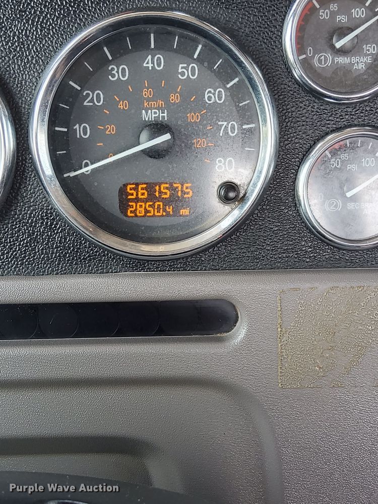 image for item DS6327 2015 Peterbilt 389  semi truck