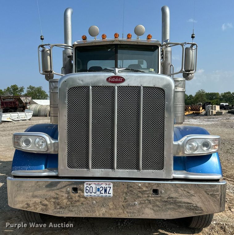 image for item DS6327 2015 Peterbilt 389  semi truck