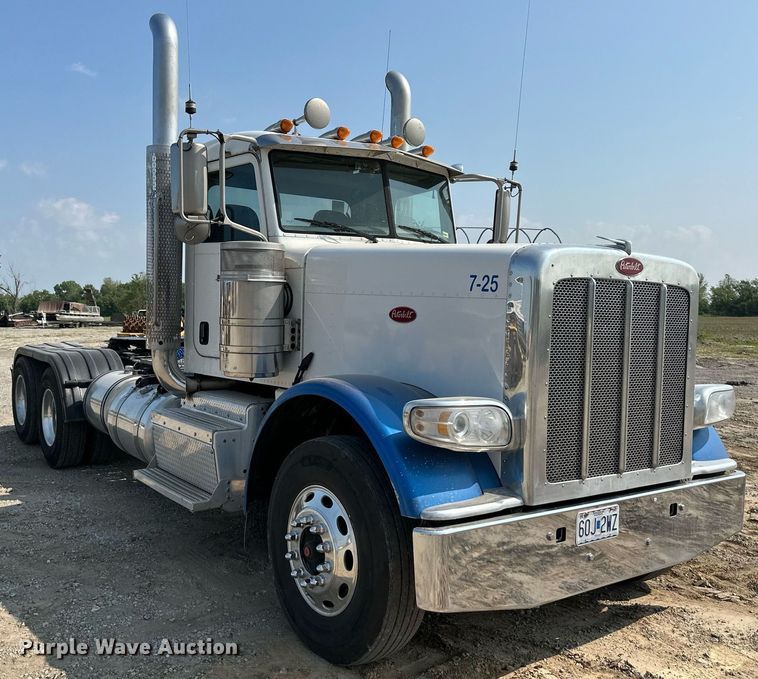 image for item DS6327 2015 Peterbilt 389  semi truck