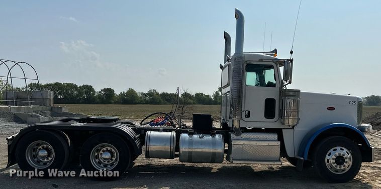 image for item DS6327 2015 Peterbilt 389  semi truck