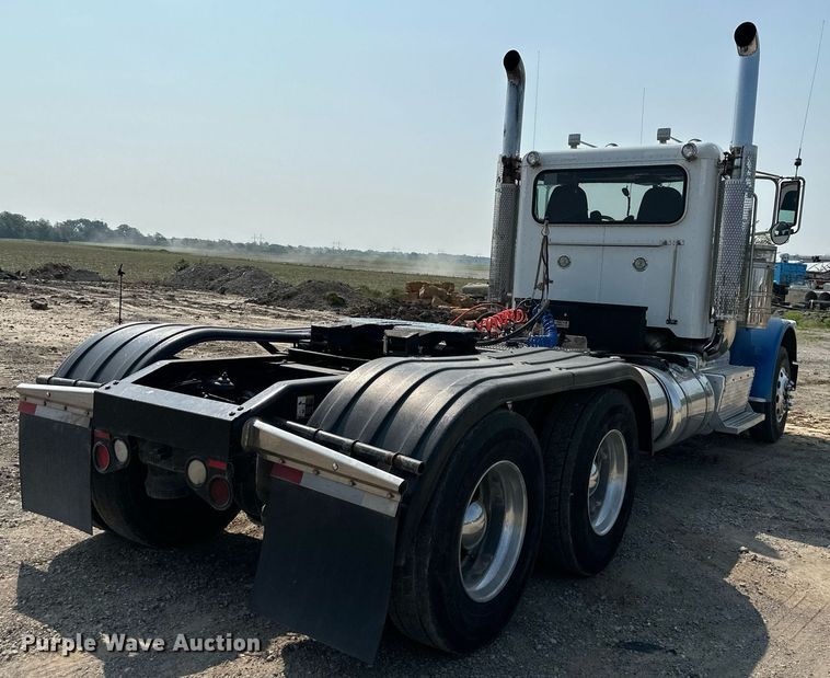 image for item DS6327 2015 Peterbilt 389  semi truck