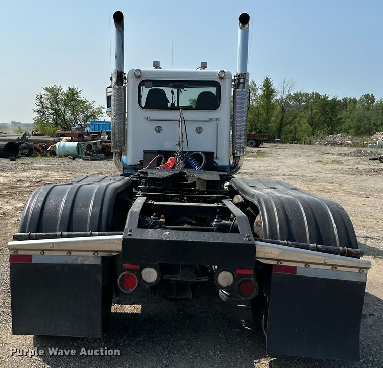 image for item DS6327 2015 Peterbilt 389  semi truck