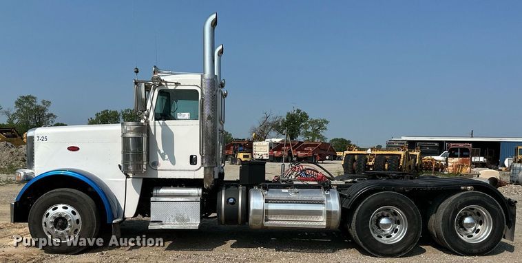 image for item DS6327 2015 Peterbilt 389  semi truck