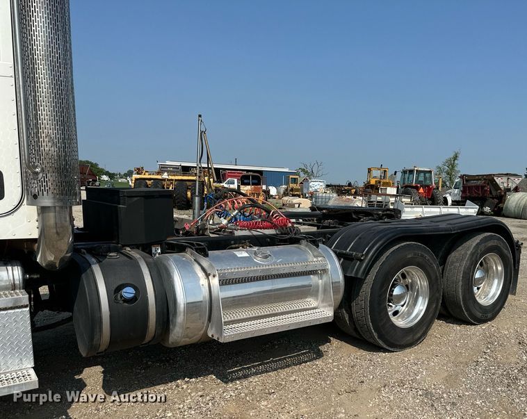 image for item DS6327 2015 Peterbilt 389  semi truck