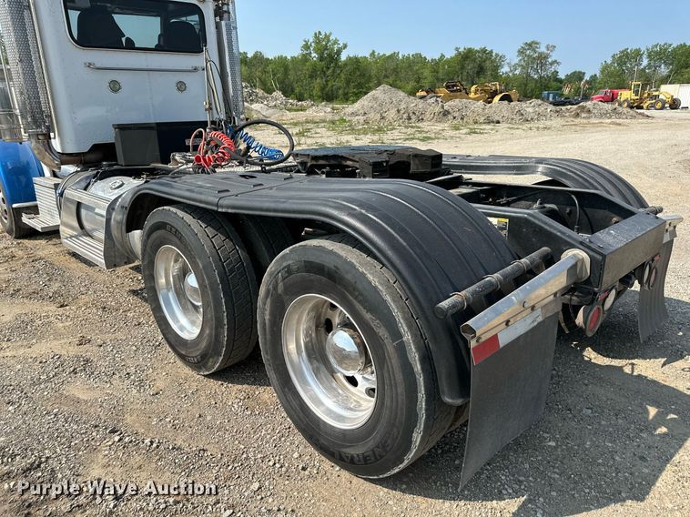 image for item DS6327 2015 Peterbilt 389  semi truck