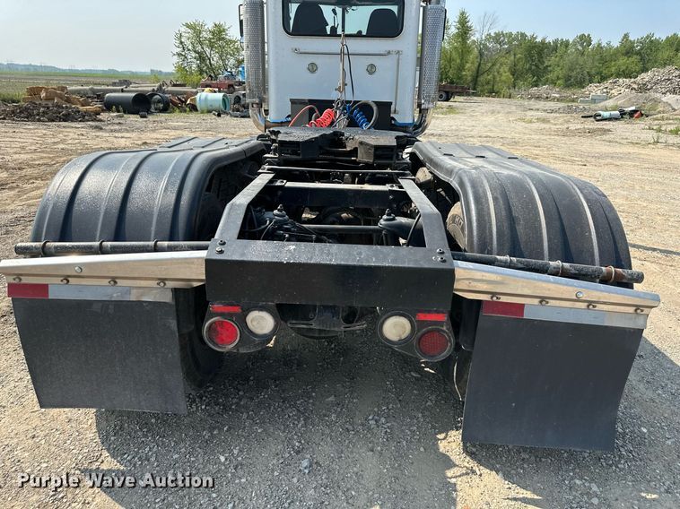 image for item DS6327 2015 Peterbilt 389  semi truck