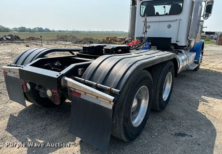 image for item DS6327 2015 Peterbilt 389  semi truck
