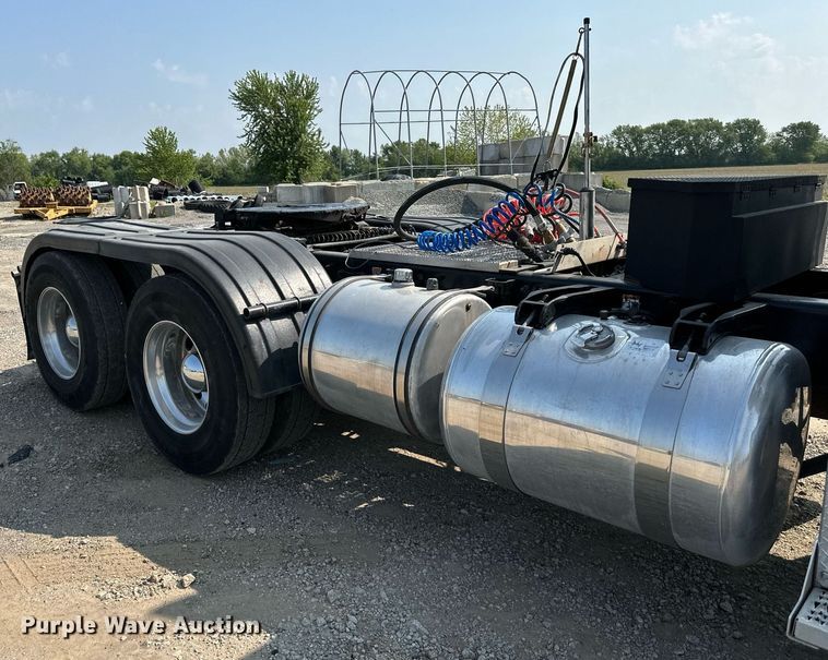 image for item DS6327 2015 Peterbilt 389  semi truck