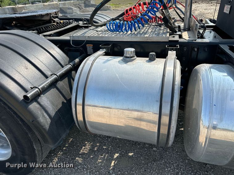 image for item DS6327 2015 Peterbilt 389  semi truck