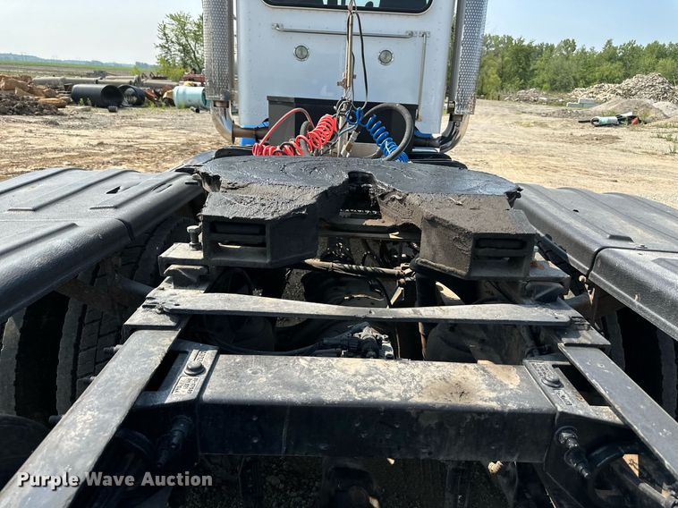 image for item DS6327 2015 Peterbilt 389  semi truck