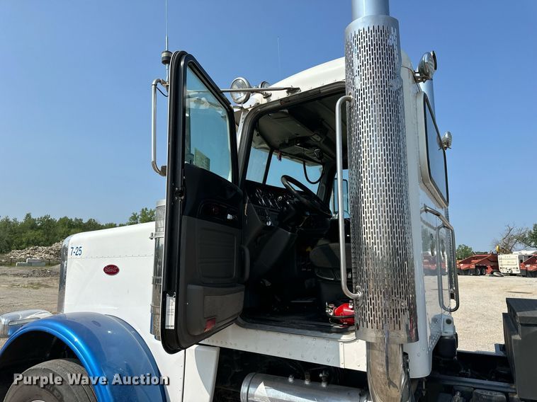 image for item DS6327 2015 Peterbilt 389  semi truck