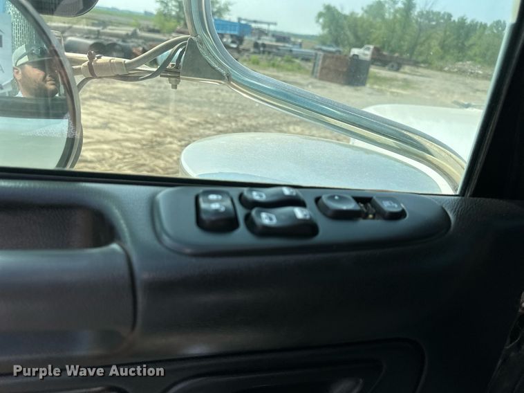 image for item DS6327 2015 Peterbilt 389  semi truck