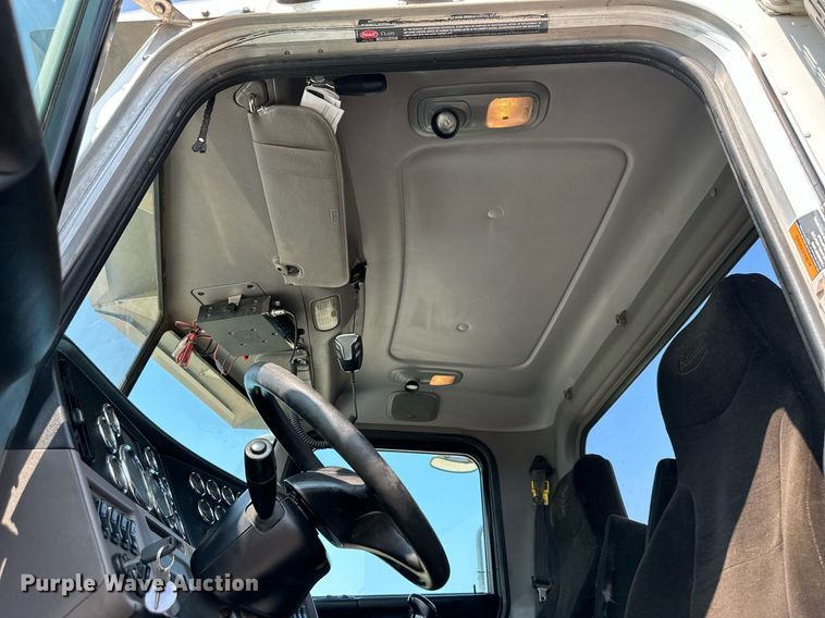 image for item DS6327 2015 Peterbilt 389  semi truck