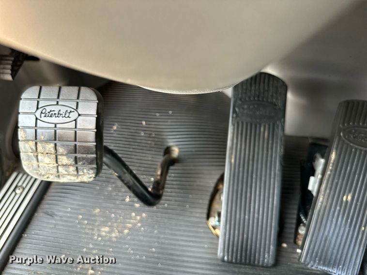 image for item DS6327 2015 Peterbilt 389  semi truck