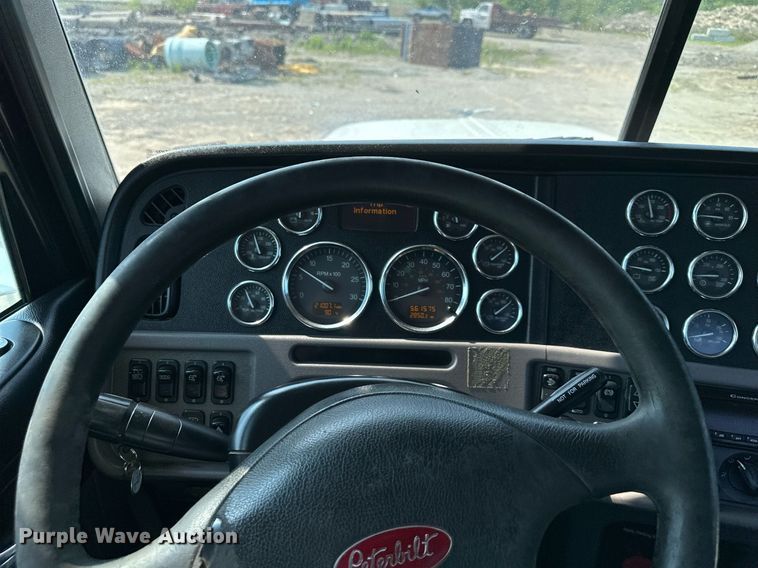 image for item DS6327 2015 Peterbilt 389  semi truck