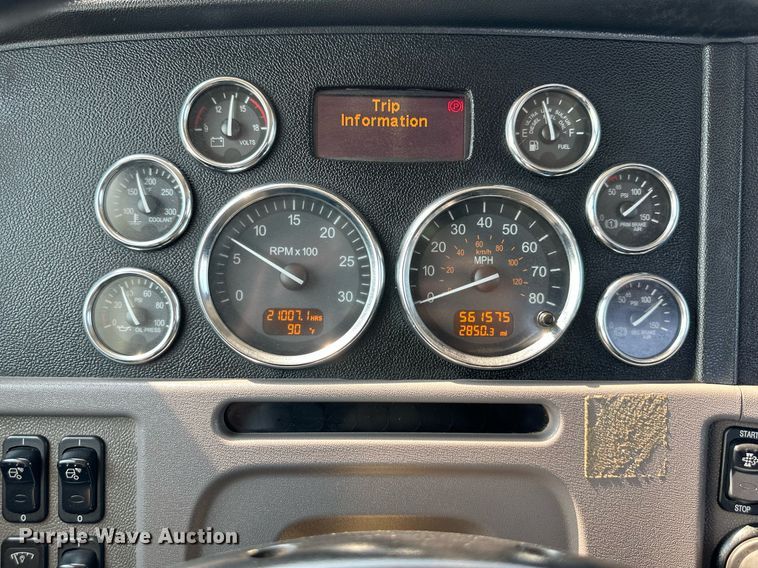 image for item DS6327 2015 Peterbilt 389  semi truck