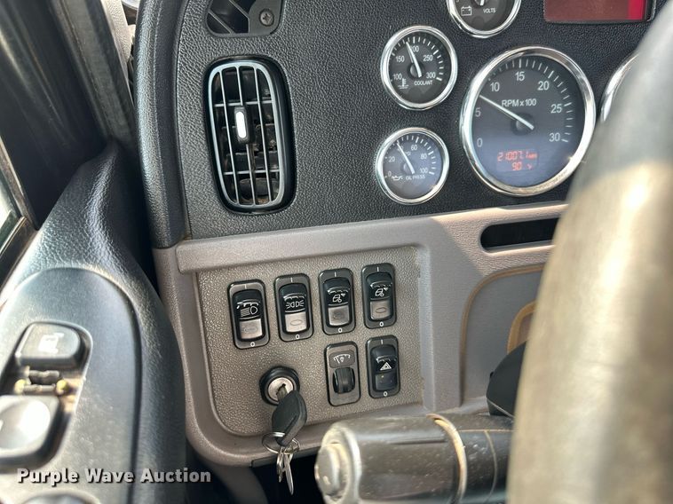 image for item DS6327 2015 Peterbilt 389  semi truck