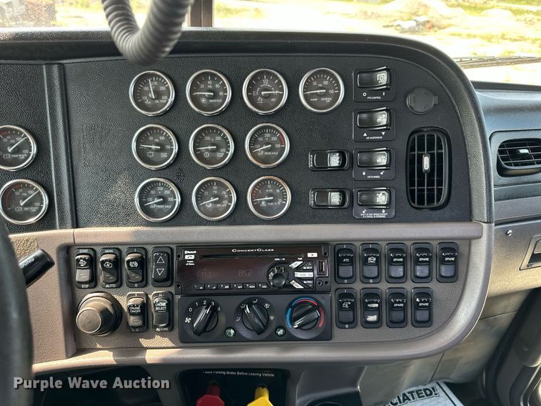 image for item DS6327 2015 Peterbilt 389  semi truck