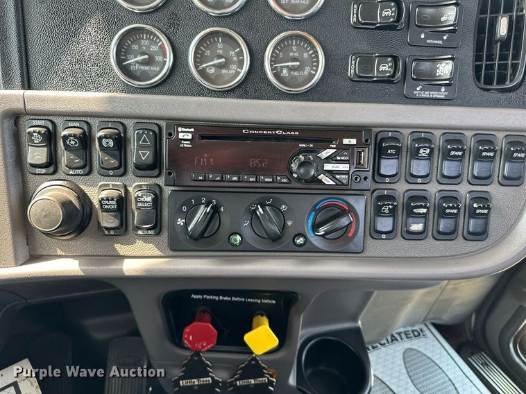 image for item DS6327 2015 Peterbilt 389  semi truck