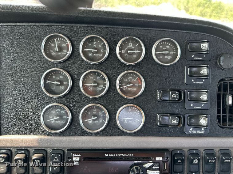 image for item DS6327 2015 Peterbilt 389  semi truck