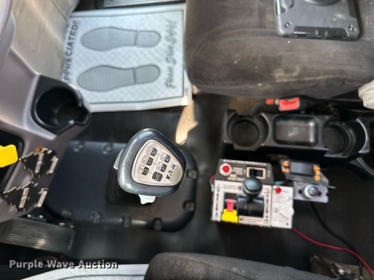 image for item DS6327 2015 Peterbilt 389  semi truck