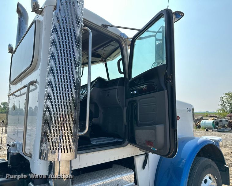 image for item DS6327 2015 Peterbilt 389  semi truck