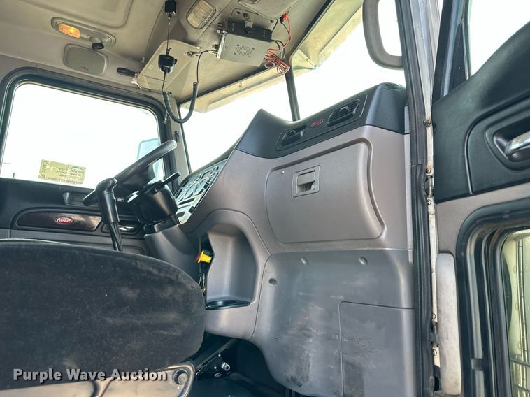 image for item DS6327 2015 Peterbilt 389  semi truck