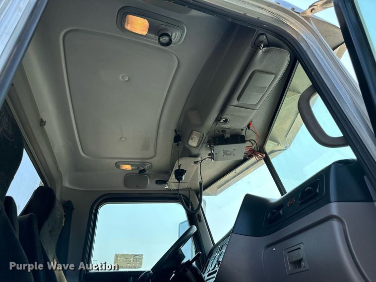 image for item DS6327 2015 Peterbilt 389  semi truck