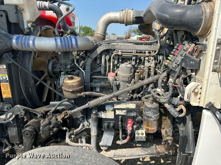 image for item DS6327 2015 Peterbilt 389  semi truck