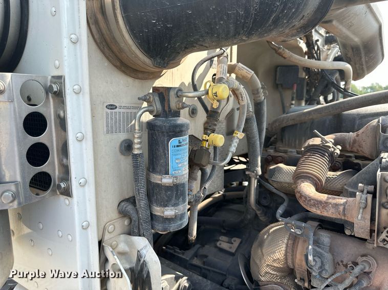 image for item DS6327 2015 Peterbilt 389  semi truck