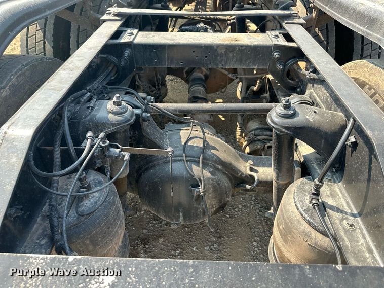 image for item DS6327 2015 Peterbilt 389  semi truck