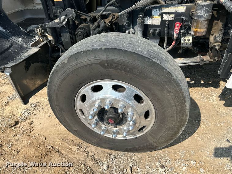 image for item DS6327 2015 Peterbilt 389  semi truck