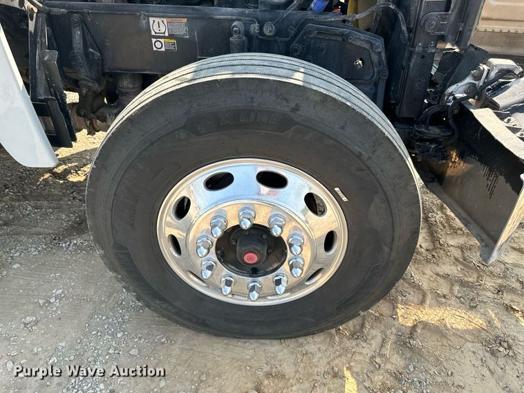 image for item DS6327 2015 Peterbilt 389  semi truck