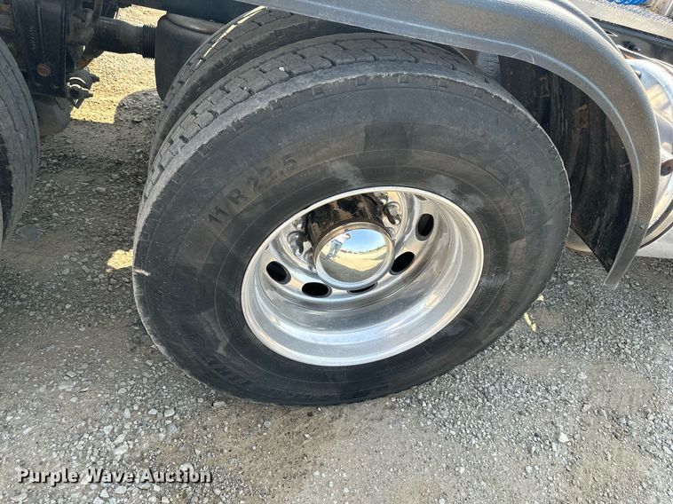 image for item DS6327 2015 Peterbilt 389  semi truck