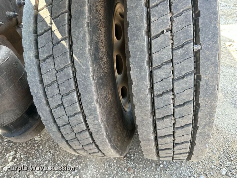 image for item DS6327 2015 Peterbilt 389  semi truck