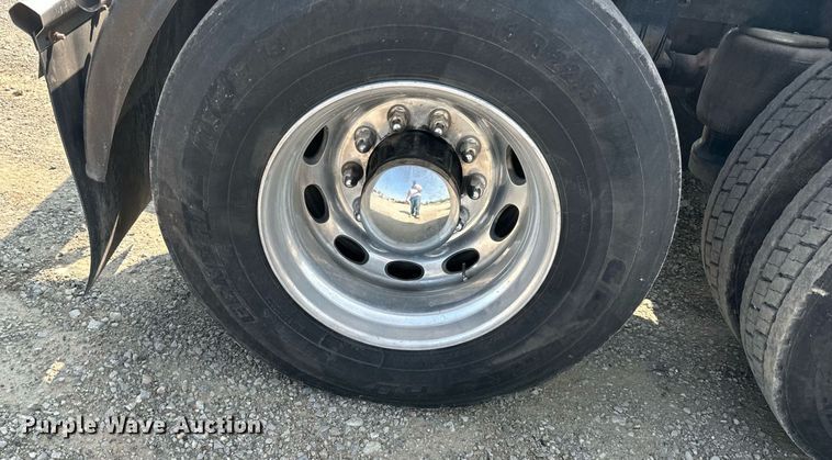 image for item DS6327 2015 Peterbilt 389  semi truck