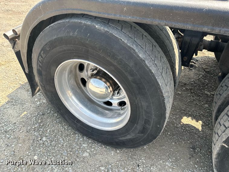 image for item DS6327 2015 Peterbilt 389  semi truck