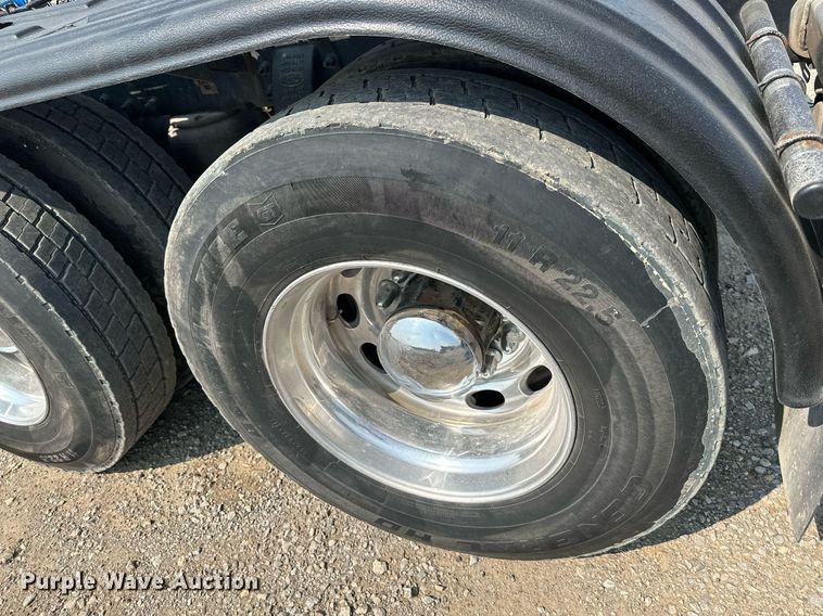 image for item DS6327 2015 Peterbilt 389  semi truck