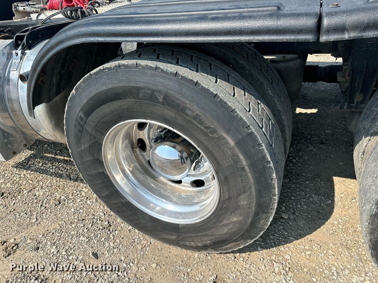 image for item DS6327 2015 Peterbilt 389  semi truck